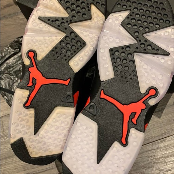 Selling Jordan Retro 6 in size 9.5. - Picture 3 of 5